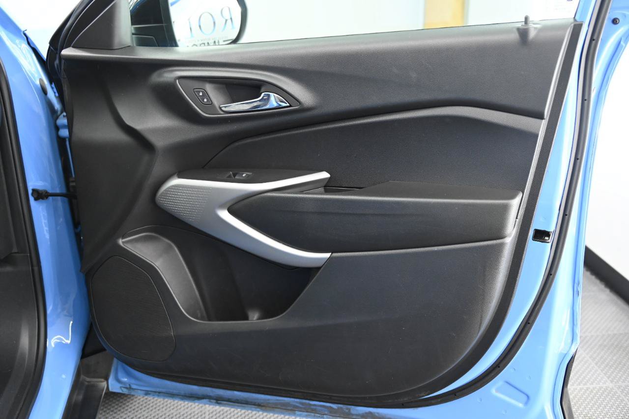 Used 2024 Chevrolet Trax RS w/ Sunroof Package FWD image 17