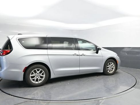 Used 2024 Chrysler Pacifica Touring-L FWD image 2