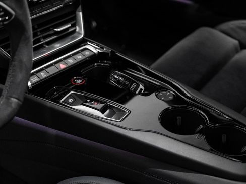 Used 2024 Audi e-tron GT Prestige image 30