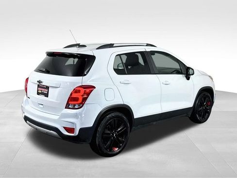 Used 2020 Chevrolet Trax LT w/ Sun & Sound Package FWD image 9