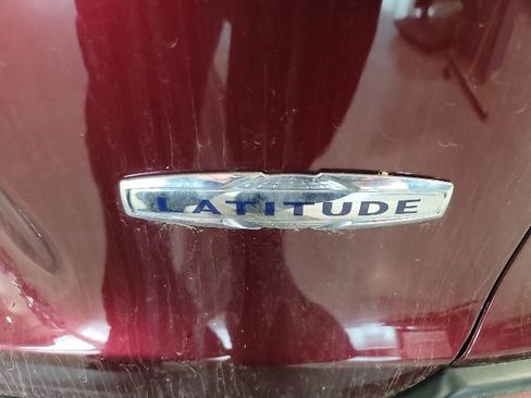 Used 2019 Jeep Cherokee Latitude Plus w/ Comfort/Convenience Group AWD/4WD image 15