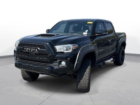 Used 2018 Toyota Tacoma TRD Sport image 2