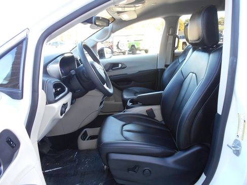 Certified 2024 Chrysler Pacifica Touring-L image 6