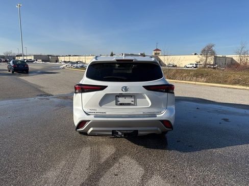 Used 2025 Toyota Highlander Platinum image 6