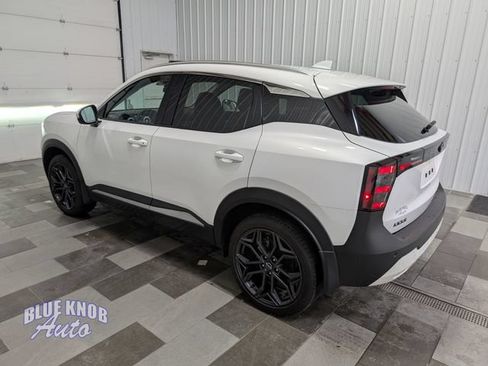 Used 2025 Nissan Kicks SR w/ SR Premium Package AWD/4WD image 2