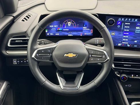 Used 2025 Chevrolet Traverse LT image 22