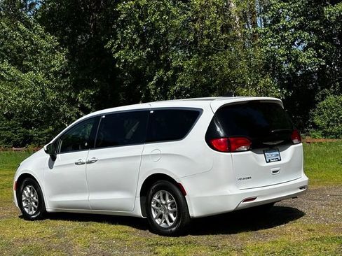 Used 2023 Chrysler Voyager LX FWD image 8