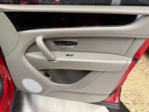 Used 2019 Bentley Bentayga image 24