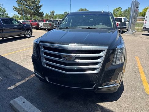 Used 2017 Cadillac Escalade Luxury AWD/4WD image 3