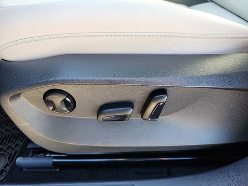 New 2026 Volkswagen Taos SE image 10