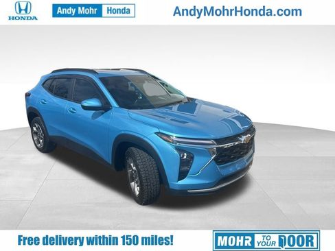 Used 2025 Chevrolet Trax LT w/ Sunroof Package image 1