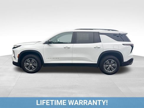 Used 2025 Chevrolet Traverse LT FWD image 3