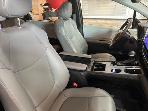 Used 2025 Toyota Sienna XLE FWD image 34