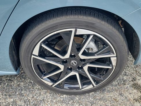 Certified 2025 Nissan Sentra SR FWD image 9