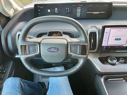 Used 2025 Ford Expedition Active image 15