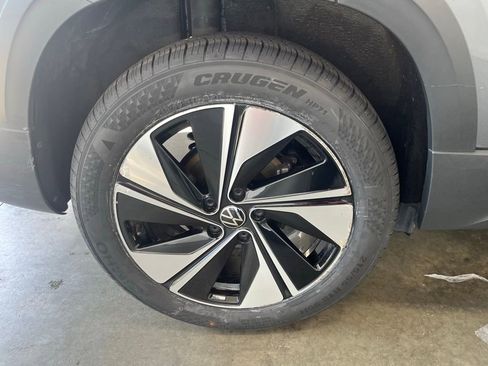 Certified 2024 Volkswagen Taos SE image 32