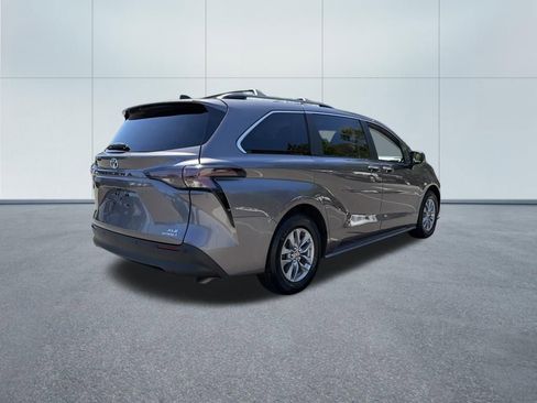 Used 2024 Toyota Sienna XLE w/ XLE Plus Package AWD/4WD image 4