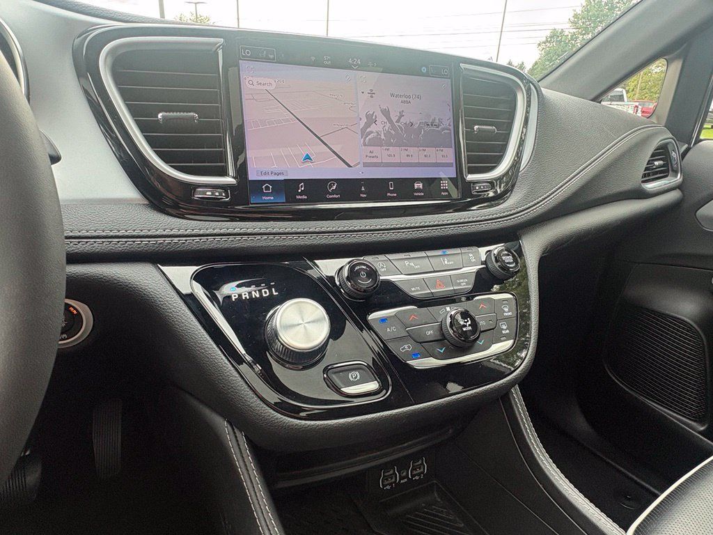 Used 2025 Chrysler Pacifica Limited FWD image 50