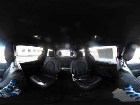 Used 2025 Chrysler Pacifica Select image 41