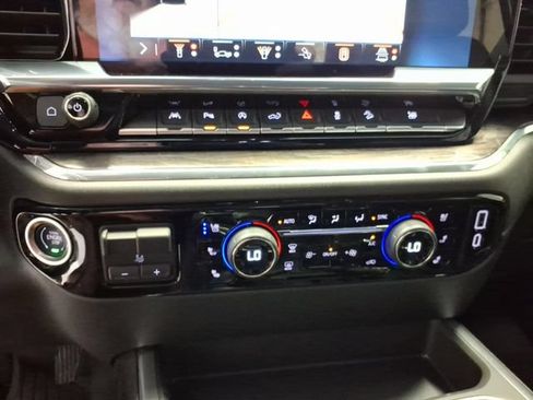 Used 2025 Chevrolet Silverado 1500 LTZ AWD/4WD image 23