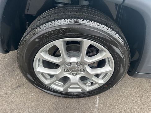 Used 2022 Jeep Compass Latitude w/ Sun and Sound Group AWD/4WD image 32