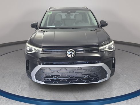 Certified 2025 Volkswagen Taos SE FWD image 2