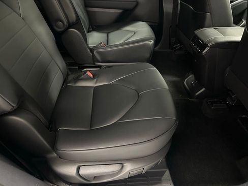 Used 2025 Toyota Highlander XLE AWD/4WD image 61