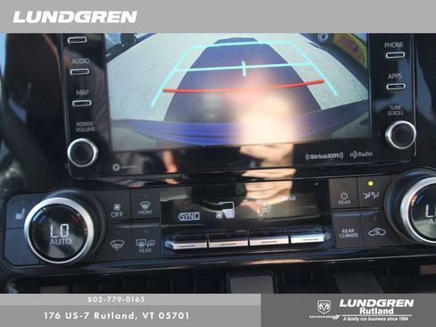 Used 2021 Toyota Highlander XLE AWD/4WD image 28