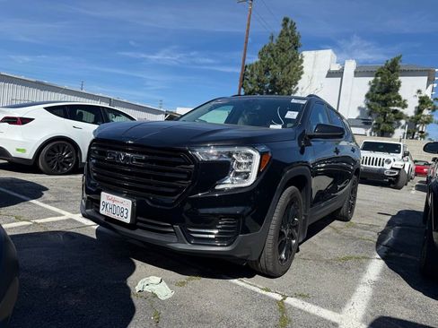 Used 2024 GMC Terrain SLE w/ Elevation Edition image 2