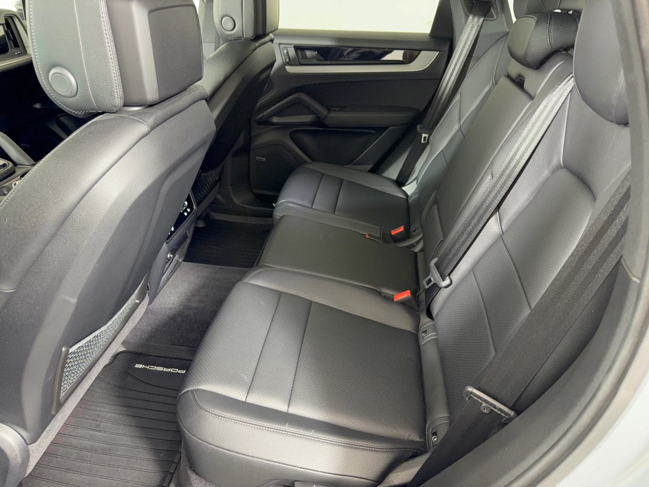 Certified 2024 Porsche Cayenne AWD/4WD image 28