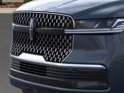 New 2026 Lincoln Navigator Reserve AWD/4WD image 17