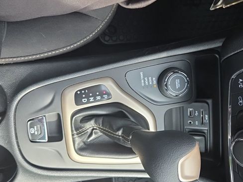 Used 2017 Jeep Cherokee Sport w/ Cold Weather Group AWD/4WD image 18