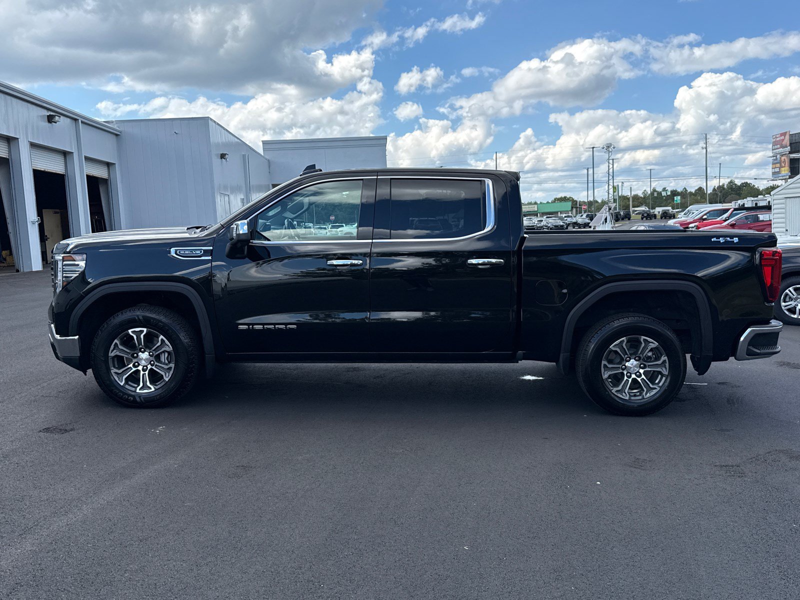 Used 2025 GMC Sierra 1500 SLT AWD/4WD image 8