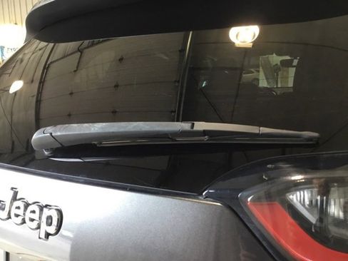 Used 2019 Jeep Cherokee Limited image 18