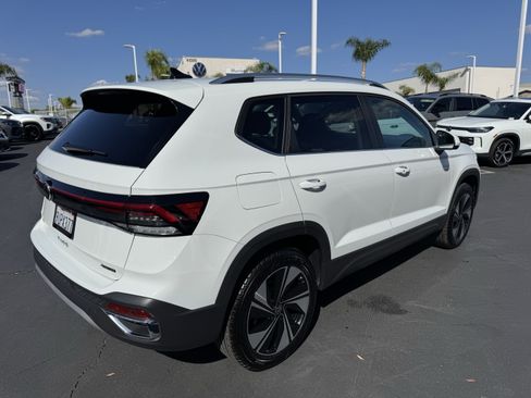 Used 2025 Volkswagen Taos SE AWD/4WD image 9