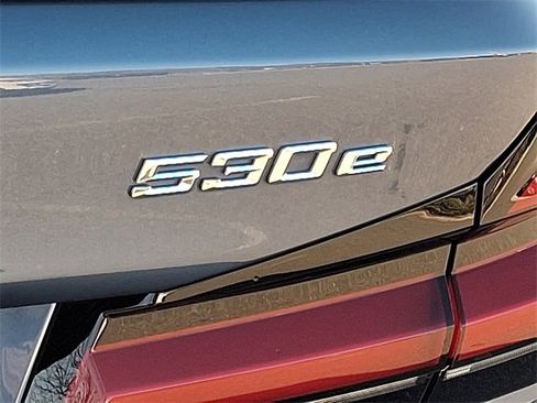 Used 2023 BMW 530e xDrive w/ Premium Package image 35