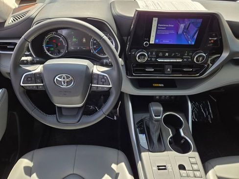 Certified 2025 Toyota Highlander XLE image 14