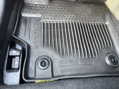 Used 2025 Toyota Corolla LE FWD image 17