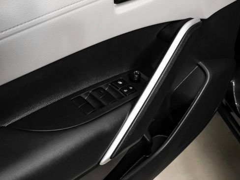 Used 2025 Toyota Corolla Cross L image 51