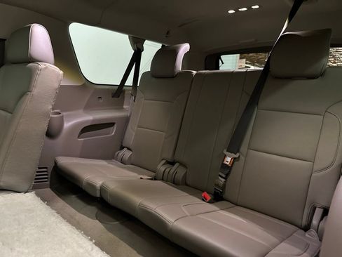 Used 2020 Chevrolet Suburban LT w/ Luxury Package RWD image 55