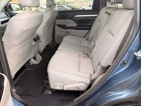 Used 2017 Toyota Highlander Plus w/ Carpet Mat Package FWD image 21