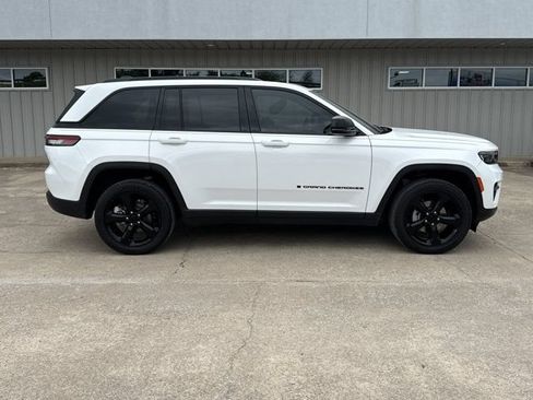 Used 2023 Jeep Grand Cherokee Altitude AWD/4WD image 2