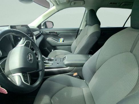 Used 2022 Toyota Highlander LE image 4