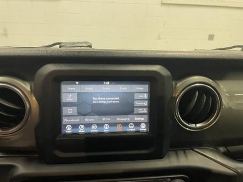 Used 2019 Jeep Wrangler Unlimited Sahara AWD/4WD image 13