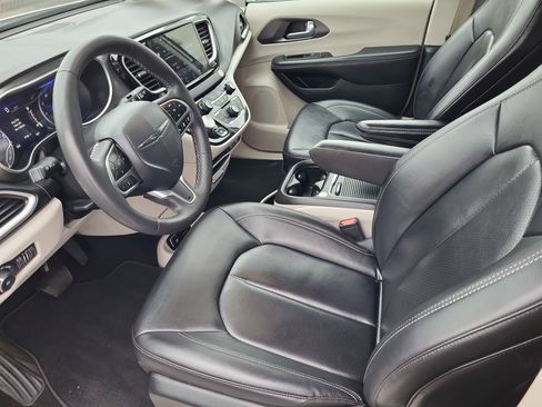 Used 2024 Chrysler Pacifica Touring-L image 23