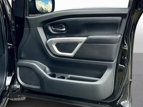 Used 2017 Nissan Titan SV image 17