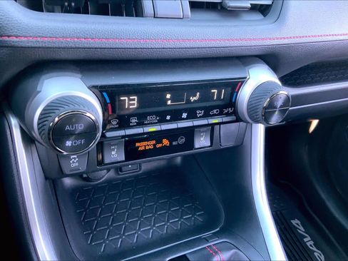 Used 2022 Toyota RAV4 SE w/ Weather & Moonroof Package image 33