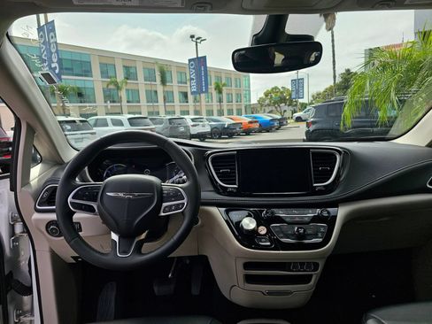 Used 2024 Chrysler Pacifica Limited FWD image 28