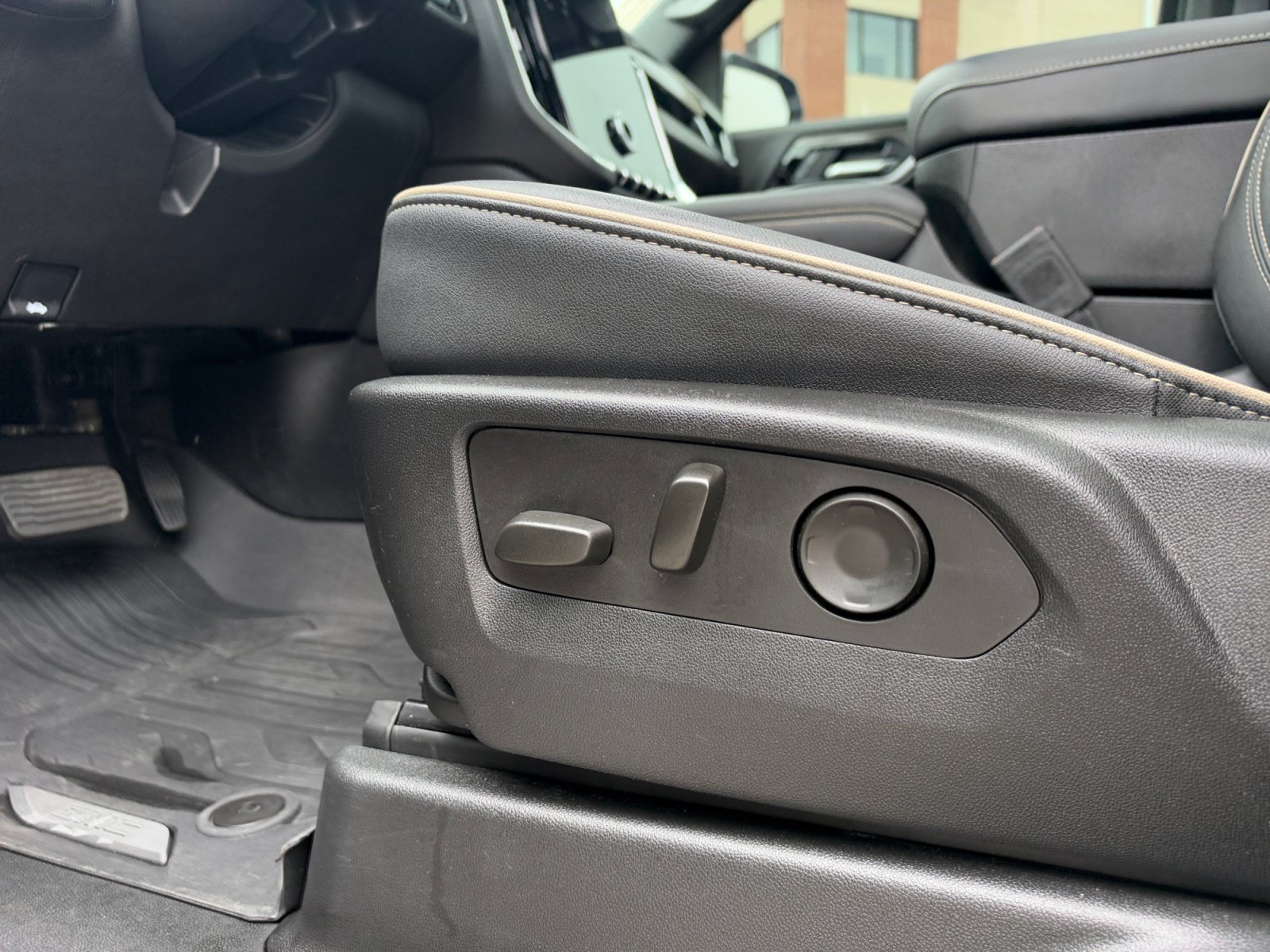 Used 2025 GMC Yukon Elevation w/ Elevation Premium Package AWD/4WD image 21
