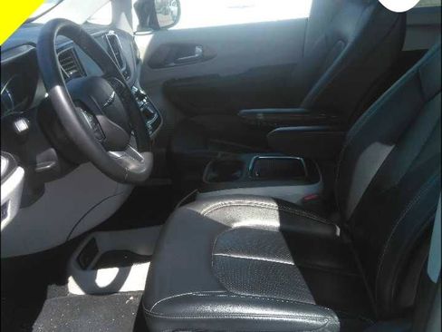 Used 2024 Chrysler Pacifica Select image 3